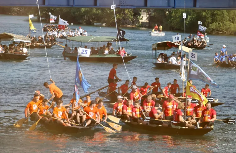 Počeo 23. Maraton lađa na Neretvi: Milanović s posebnog broda označio početak utrke