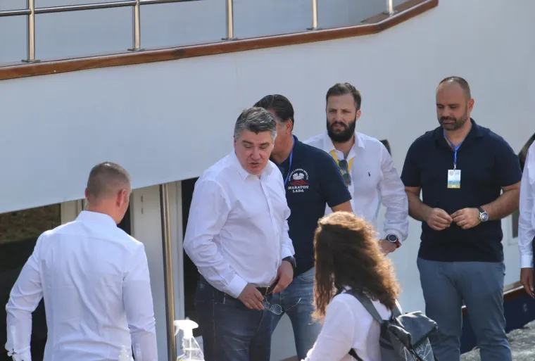 Počeo 23. Maraton lađa na Neretvi: Milanović s posebnog broda označio početak utrke