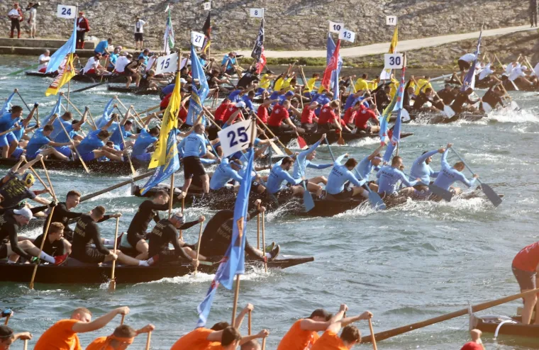 Počeo 23. Maraton lađa na Neretvi: Milanović s posebnog broda označio početak utrke