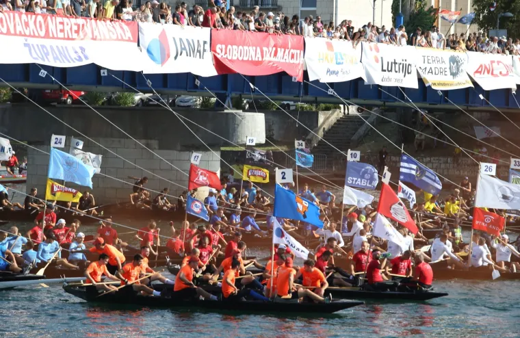 Počeo 23. Maraton lađa na Neretvi: Milanović s posebnog broda označio početak utrke