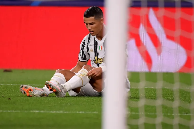 [FOTO] RONALDO NA KOLJENIMA: Prizori iz Torina koji pokazuju sav očaj Stare dame