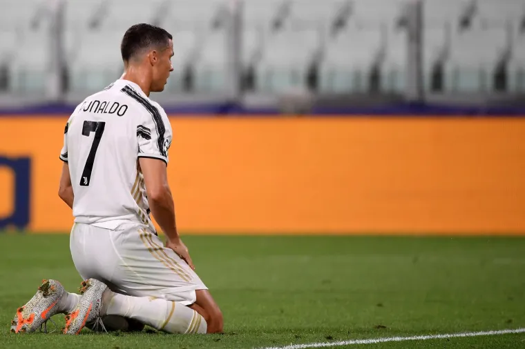 [FOTO] RONALDO NA KOLJENIMA: Prizori iz Torina koji pokazuju sav očaj Stare dame