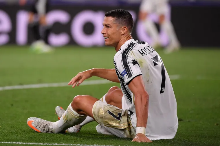 [FOTO] RONALDO NA KOLJENIMA: Prizori iz Torina koji pokazuju sav očaj Stare dame