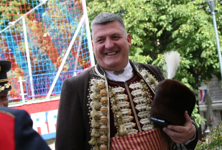 Uoči Alke ki&scaron;a oprala ulice grada, u Sinj stigli Milanović i Plenković, a ulaza bez mjerenja temperature nema