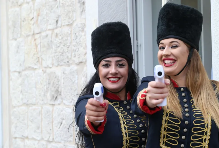 Uoči Alke ki&scaron;a oprala ulice grada, u Sinj stigli Milanović i Plenković, a ulaza bez mjerenja temperature nema