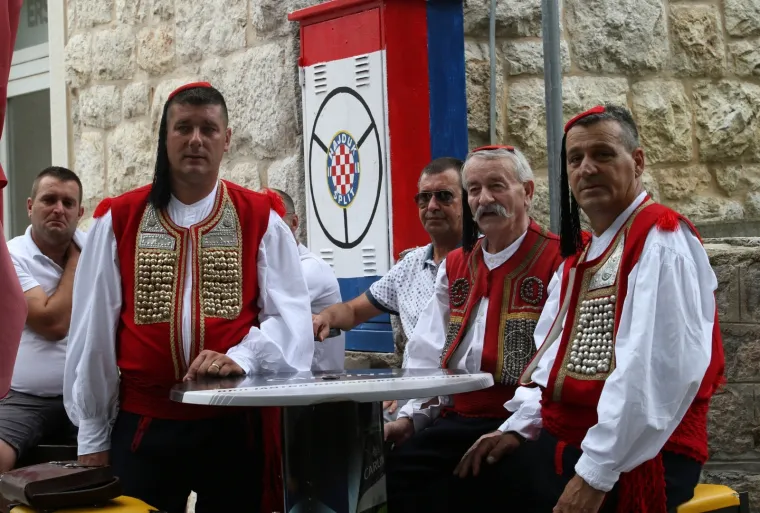 Uoči Alke ki&scaron;a oprala ulice grada, u Sinj stigli Milanović i Plenković, a ulaza bez mjerenja temperature nema