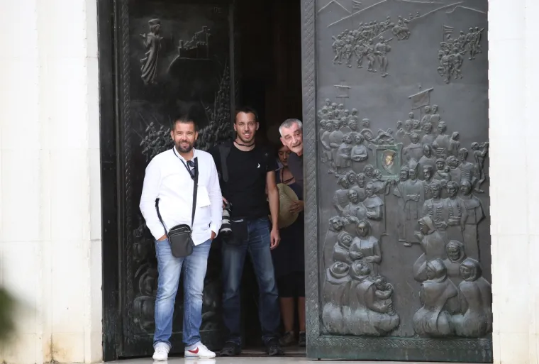 Uoči Alke ki&scaron;a oprala ulice grada, u Sinj stigli Milanović i Plenković, a ulaza bez mjerenja temperature nema