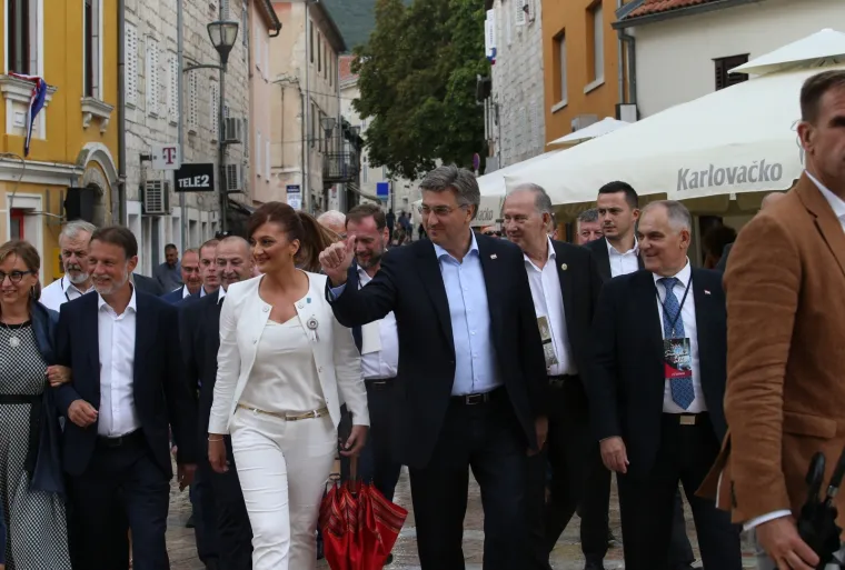 Uoči Alke ki&scaron;a oprala ulice grada, u Sinj stigli Milanović i Plenković, a ulaza bez mjerenja temperature nema