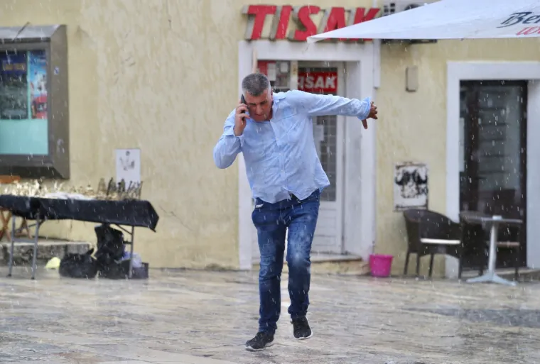 Uoči Alke ki&scaron;a oprala ulice grada, u Sinj stigli Milanović i Plenković, a ulaza bez mjerenja temperature nema