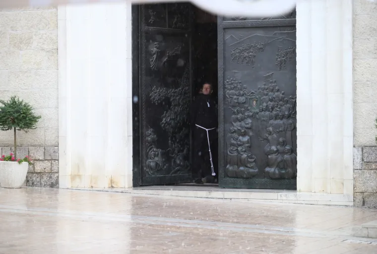 Uoči Alke ki&scaron;a oprala ulice grada, u Sinj stigli Milanović i Plenković, a ulaza bez mjerenja temperature nema