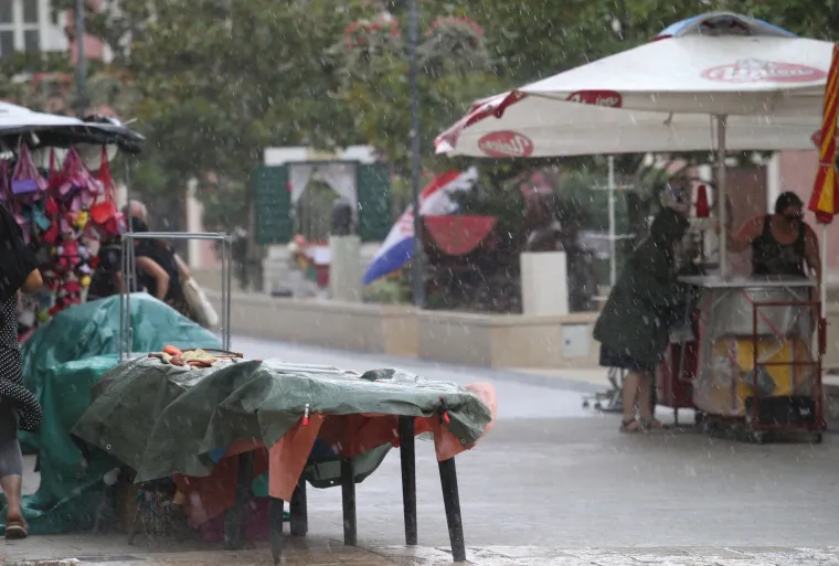 Uoči Alke ki&scaron;a oprala ulice grada, u Sinj stigli Milanović i Plenković, a ulaza bez mjerenja temperature nema