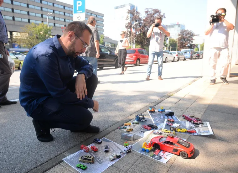Pred Zagrebačkim holdingom parkiran impresivan vozni park: 'Očito se ide do kraja, ide se izmusti sve &scaron;to se može izmusti'