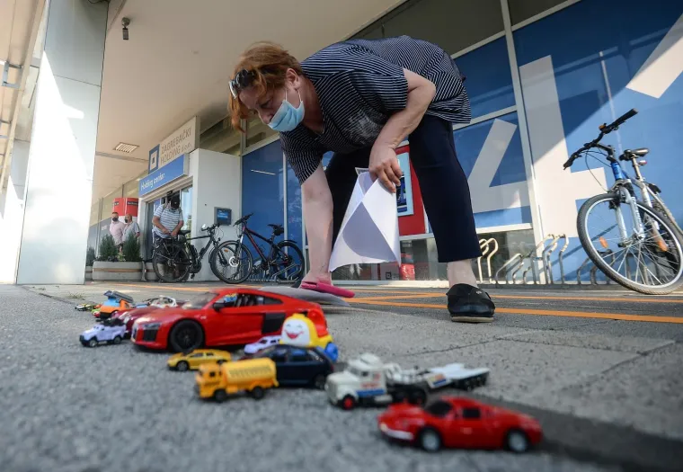 Pred Zagrebačkim holdingom parkiran impresivan vozni park: 'Očito se ide do kraja, ide se izmusti sve &scaron;to se može izmusti'