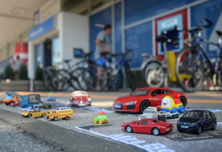 Pred Zagrebačkim holdingom parkiran impresivan vozni park: 'Očito se ide do kraja, ide se izmusti sve &scaron;to se može izmusti'