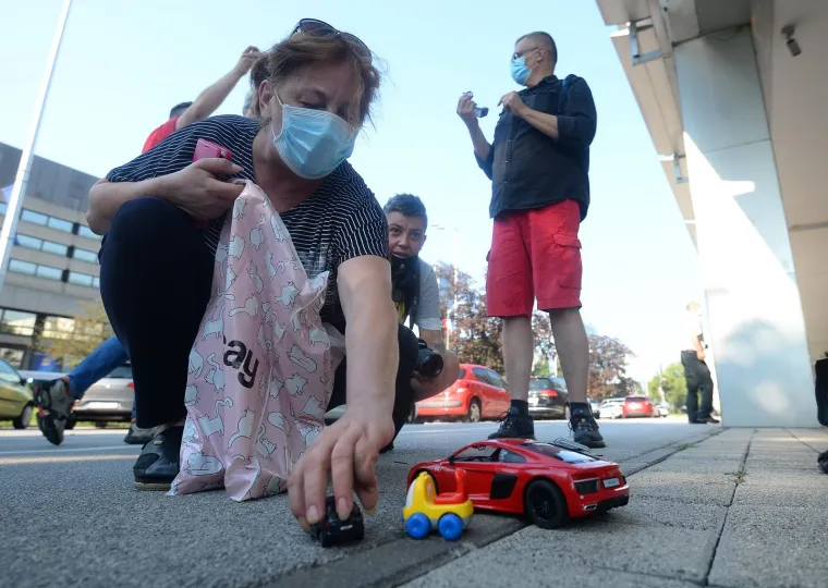 Pred Zagrebačkim holdingom parkiran impresivan vozni park: 'Očito se ide do kraja, ide se izmusti sve &scaron;to se može izmusti'