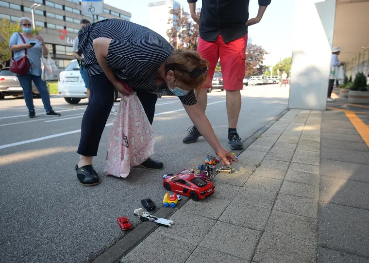 Pred Zagrebačkim holdingom parkiran impresivan vozni park: 'Očito se ide do kraja, ide se izmusti sve &scaron;to se može izmusti'