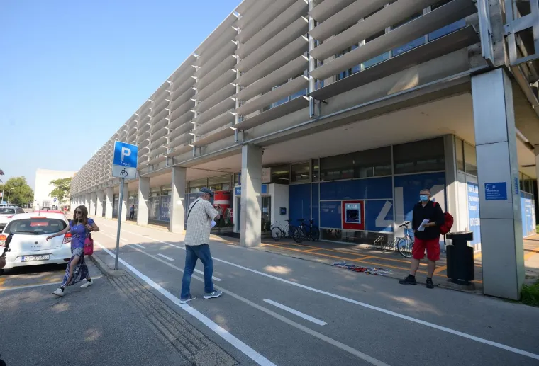 Pred Zagrebačkim holdingom parkiran impresivan vozni park: 'Očito se ide do kraja, ide se izmusti sve &scaron;to se može izmusti'