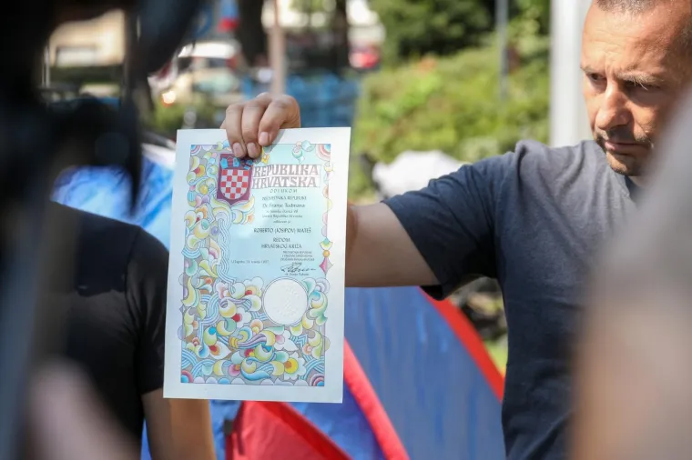 Podigli &scaron;ator ispred Klaićeve bolnice, branitelj prijeti spaljivanjem Spomenice: 'Ja se za ovo nisam borio!'