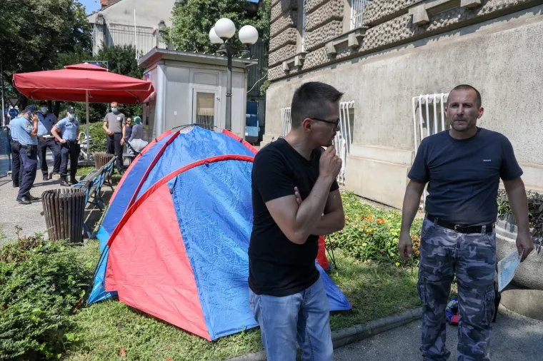 Podigli &scaron;ator ispred Klaićeve bolnice, branitelj prijeti spaljivanjem Spomenice: 'Ja se za ovo nisam borio!'