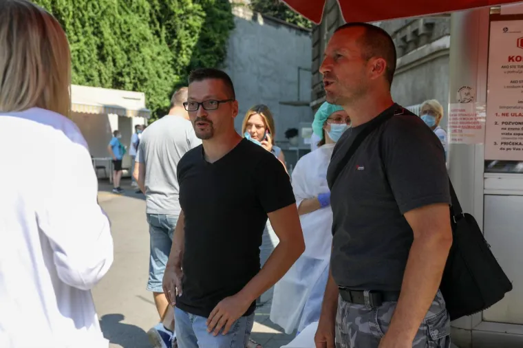 Podigli &scaron;ator ispred Klaićeve bolnice, branitelj prijeti spaljivanjem Spomenice: 'Ja se za ovo nisam borio!'