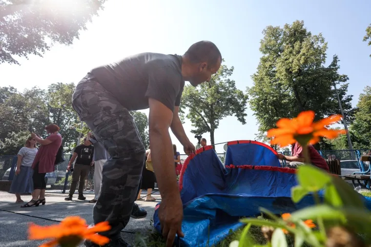 Podigli &scaron;ator ispred Klaićeve bolnice, branitelj prijeti spaljivanjem Spomenice: 'Ja se za ovo nisam borio!'
