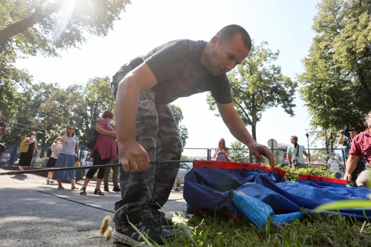 Podigli &scaron;ator ispred Klaićeve bolnice, branitelj prijeti spaljivanjem Spomenice: 'Ja se za ovo nisam borio!'