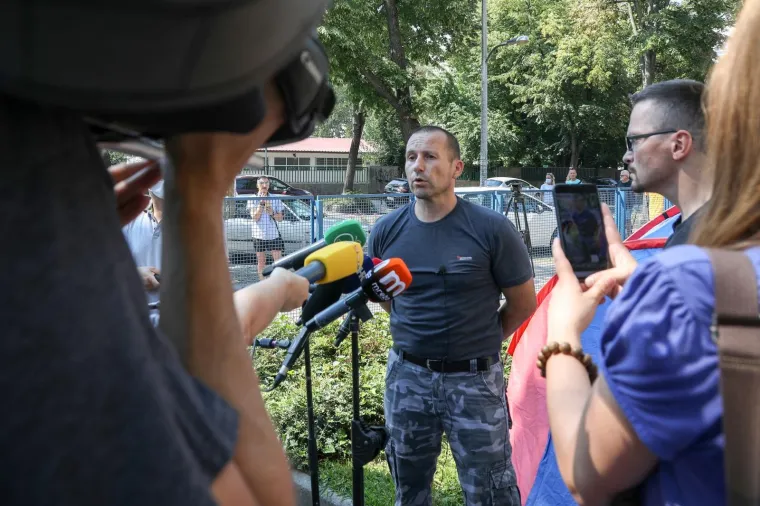 Podigli &scaron;ator ispred Klaićeve bolnice, branitelj prijeti spaljivanjem Spomenice: 'Ja se za ovo nisam borio!'