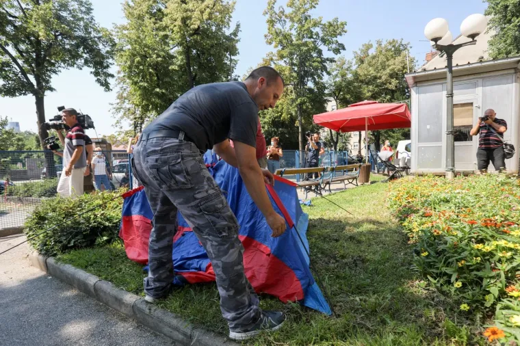 Podigli &scaron;ator ispred Klaićeve bolnice, branitelj prijeti spaljivanjem Spomenice: 'Ja se za ovo nisam borio!'