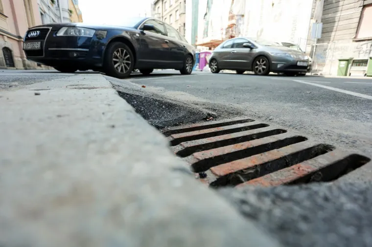 Takvim postupanjem, ne samo da su šahtovi začepljeni te voda kroz njih ne može prolaziti, nego se u slučaju nanosa smeća oni lakše mogu začepiti, a moguće je i oštećenje cijevi zbog izlijevanja vrelog asfalta. Foto: Emica Elveđi/PIXSELL