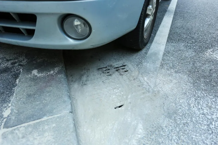 Na Trnju su, pak, dvojica hrabrih stanara,  Domagoj Vorberger i Tihomir Blagus, provalila u ustavu potoka Kuni&scaron;čak, koja je pod ingerencijom Hrvatskih voda te ju otvorila kako rastući vodostaj otpadne vode iz kanalizacije ne bi ugrozio jo&scaron; veći broj kuća i zgrada u tom dijelu grada. Kasnije je Blagus priveden, a Hrvatske vode su protiv njega podnijele kaznenu prijavu. Foto: Emica Elveđi/PIXSELL