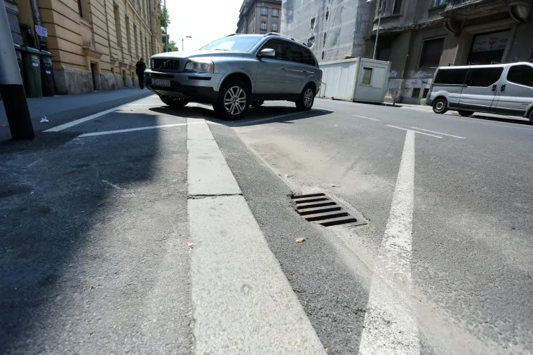 Zagreb čeka novu kišu: Nakon obnove Haulikove dio šahtova ostao začepljen ili na pola pokriven slojem asfalta