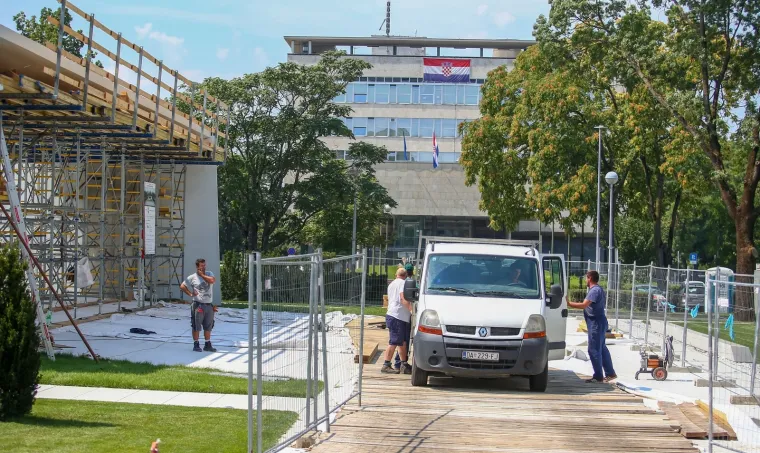 Spomenik Domovini samo &scaron;to nije gotov: Nad njim noću i danju bdiju Franjo Tuđman i Milan Bandić