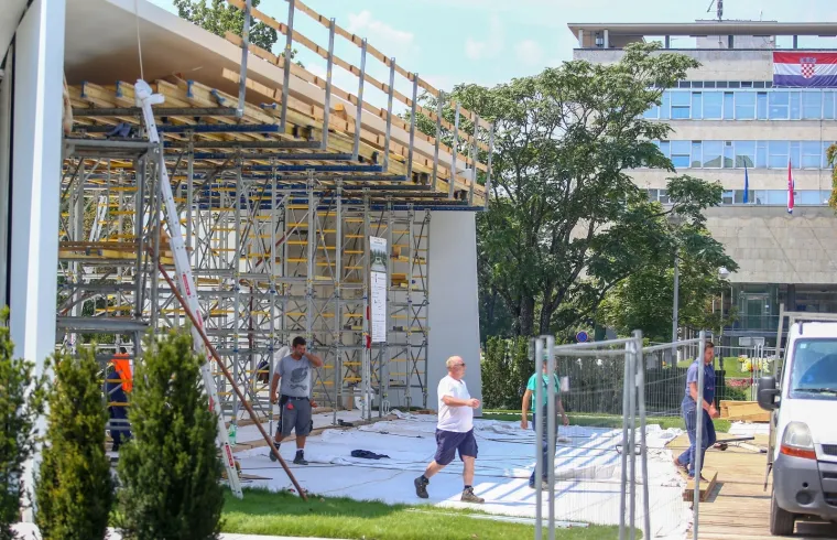 Spomenik Domovini samo &scaron;to nije gotov: Nad njim noću i danju bdiju Franjo Tuđman i Milan Bandić