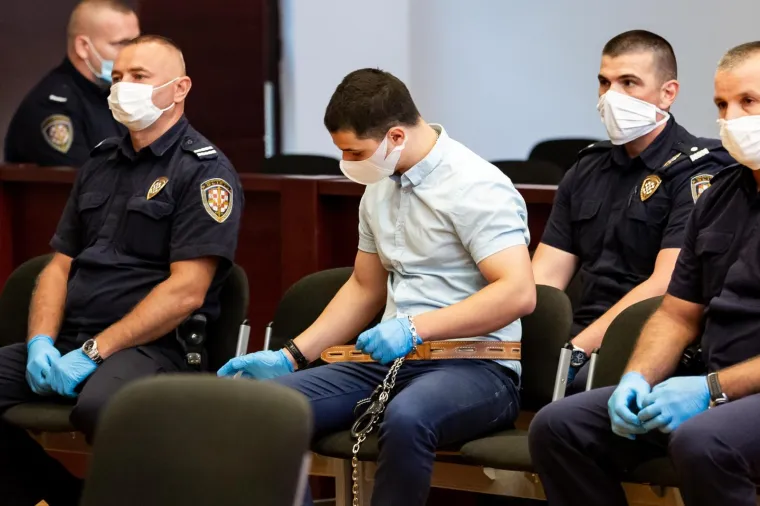 Suđenje trostrukom ubojici Filipu Zavadlavu: U lancima doveden na splitski sud