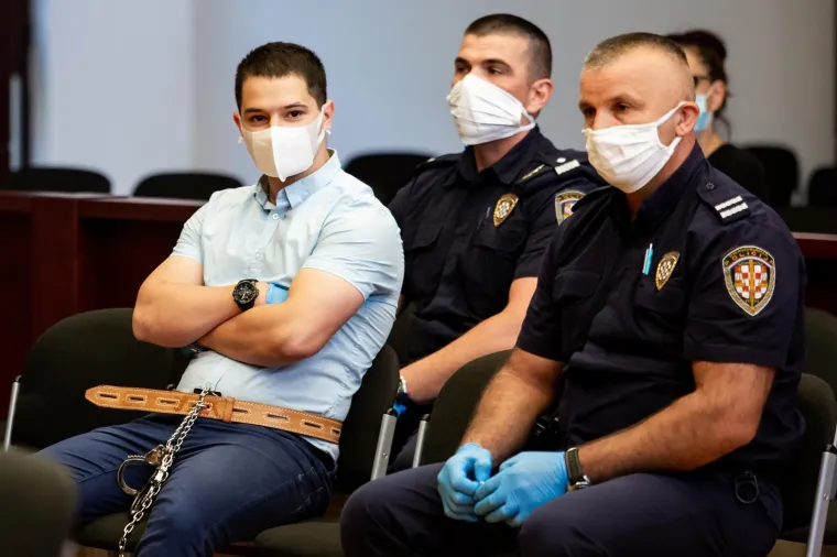 Suđenje trostrukom ubojici Filipu Zavadlavu: U lancima doveden na splitski sud