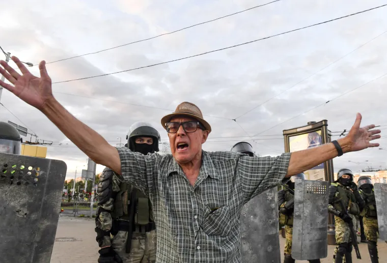 Treća noć prosvjeda u Bjelorusiji: Policija napadala prosvjednike gumenim mecima i &scaron;ok bombama