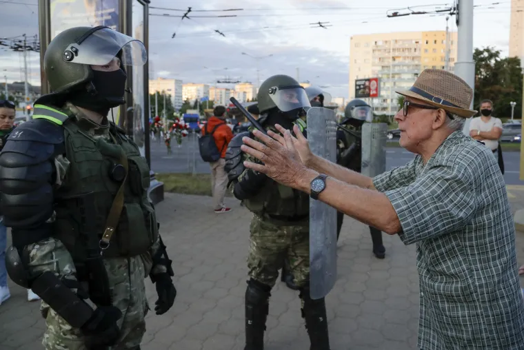 Treća noć prosvjeda u Bjelorusiji: Policija napadala prosvjednike gumenim mecima i &scaron;ok bombama