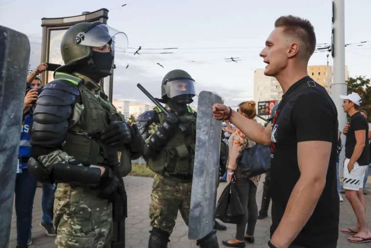 Treća noć prosvjeda u Bjelorusiji: Policija napadala prosvjednike gumenim mecima i &scaron;ok bombama