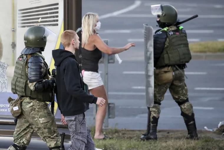 Treća noć prosvjeda u Bjelorusiji: Policija napadala prosvjednike gumenim mecima i &scaron;ok bombama