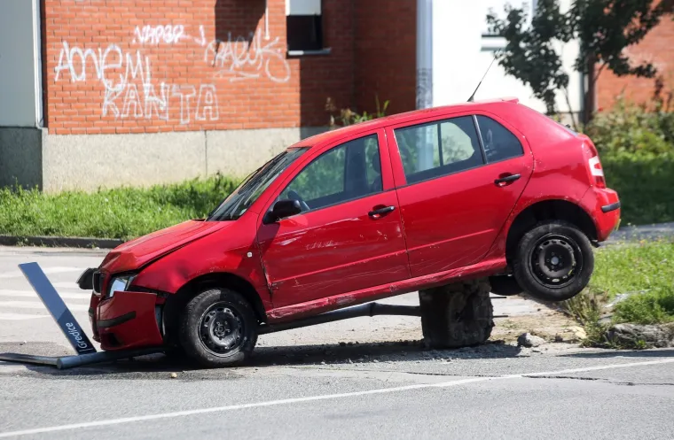 U Jarunskoj ulici u Zagrebu vozač osobnog automobila udario je u stup.