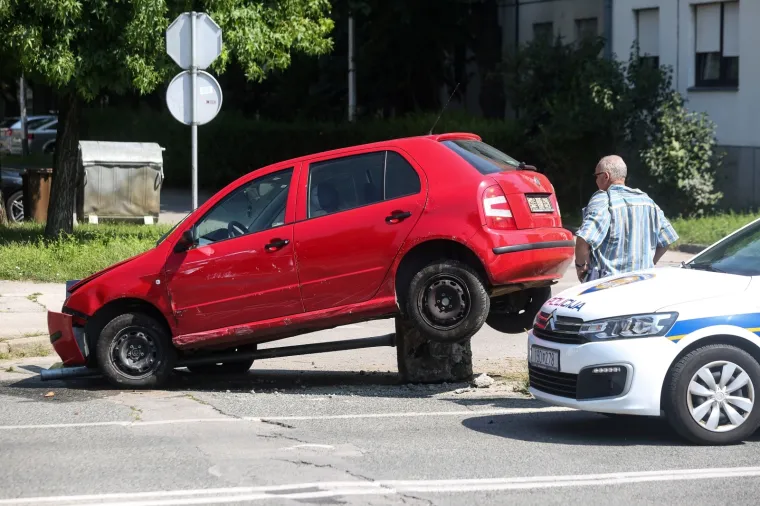 AUTOM SE ZALETIO U STUP U ZAGREBU: Materijalna šteta je velika
