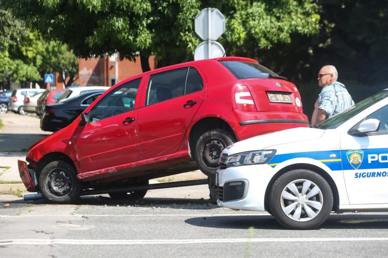 AUTOM SE ZALETIO U STUP U ZAGREBU: Materijalna šteta je velika