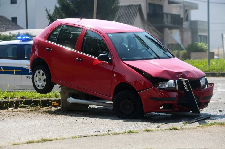 Kako mu je to uspjelo? Autom se zaletio u stup, prevrnuo ga i 'popeo' se na njega