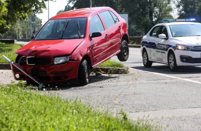 Kako mu je to uspjelo? Autom se zaletio u stup, prevrnuo ga i 'popeo' se na njega