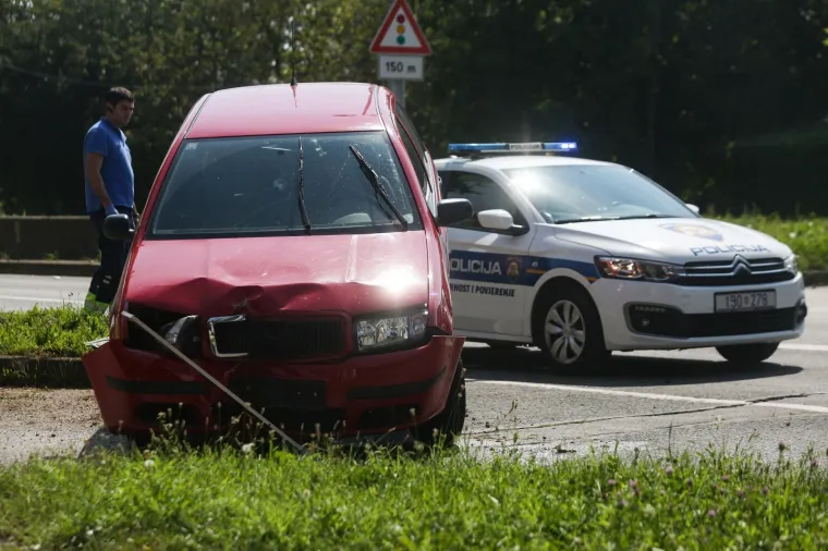Kako mu je to uspjelo? Autom se zaletio u stup, prevrnuo ga i 'popeo' se na njega