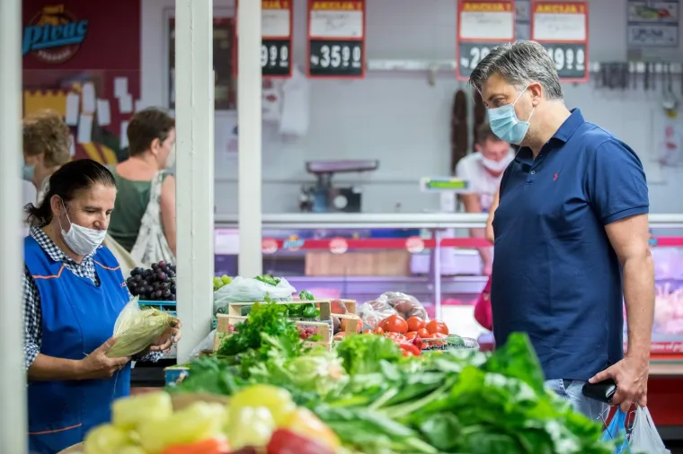 PLENKOVIĆ OPUŠTENO ŠOPINGIRA OPATIJOM: Ujutro otišao na tržnicu, a svratio i do ljekarne