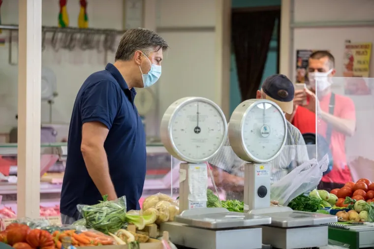 PLENKOVIĆ OPUŠTENO ŠOPINGIRA OPATIJOM: Ujutro otišao na tržnicu, a svratio i do ljekarne