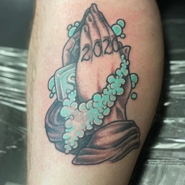 OVO NISMO OČEKIVALI: Ljude inspirirao koronavirus za bizarne i neobične tetovaže, ovo su neke od najboljih