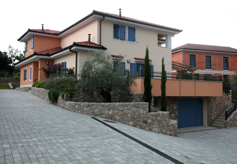 Ovo je vikendica na Krku žestokog slovenskog kritičara Hrvatske Jelka Kacina!