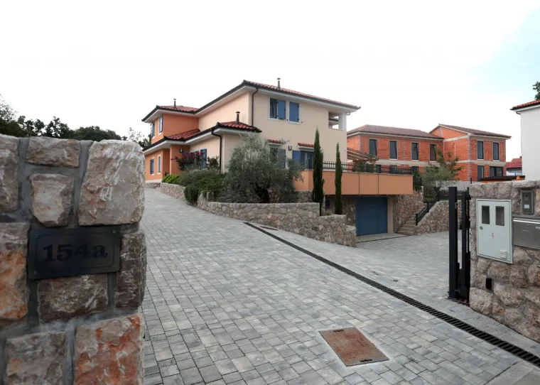 Ovo je vikendica na Krku žestokog slovenskog kritičara Hrvatske Jelka Kacina!